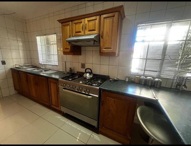 4 BEDROOM HOUSE FOR SALE IN KOSMOSPARK